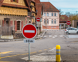 Installer un panneau d'interdiction : les obligations à connaître